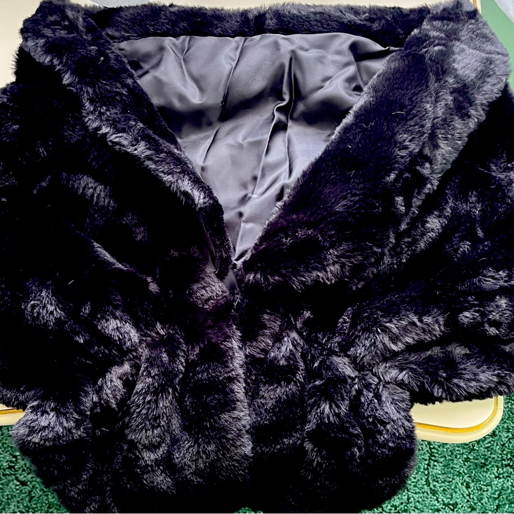 Luxurious Black Faux Fur Shawl size M